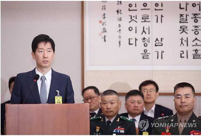 '채상병 사건 수사단장'인 박정훈 대령의 법률대리인인 김규현 변호사가 지난 19일 국회 법제사법위원회에서 열린 '윤석열 대통령 탄핵소추안 발의 요청' 국민동의 청원 관련 청문회에서 의원 질의에 답하고 있다. 이날 청문회에서는 해당 청원이 내건 윤 대통령 탄핵 사유 5가지 중 '채상병 순직 사건 수사외압 의혹'과 관련한 의혹을 집중적으로 다룬다. [사진=연합뉴스]