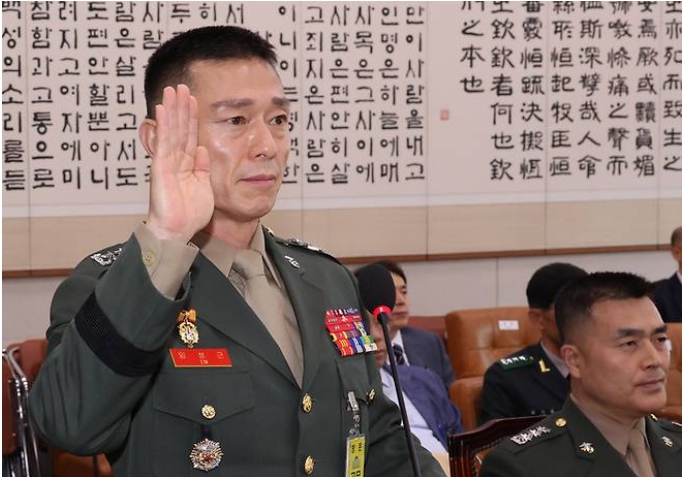 '임성근 VIP 구명로비 의혹' 공방전이 계속 이어지고 있다. 사진은 임성근 전 해병대 1사단장이 19일 국회 법제사법위원회에서 열린 ‘윤석열 대통령 탄핵소추안 발의 요청’ 국민동의 청원 관련 청문회에서 증인 선서를 하고 있다. [사진=연합뉴스]