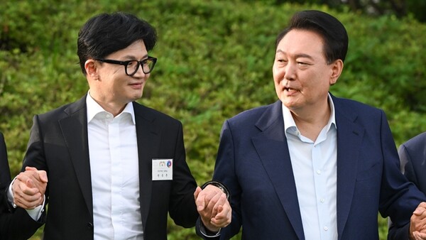 윤석열 대통령이 지난 24일 서울 용산 대통령실 앞 파인그라스에서 열린 국민의힘 신임 지도부 만찬에서 한동훈 대표(왼쪽) 등과 함께 손을 맞잡고 기념 촬영을 하고 있다. [사진=연합뉴스]