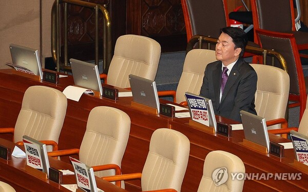 국민의힘 안철수 의원이 4일 오후 서울 국회에서 열린 본회의에서 순직 해병 수사 방해 및 사건 은폐 등의 진상규명을 위한 특별검사의 임명 등에 관한 법률안 투표에서 찬성표를 던진 뒤 투표 결과를 지켜보고 있다. 2024.7.4 [사진=연합뉴스]