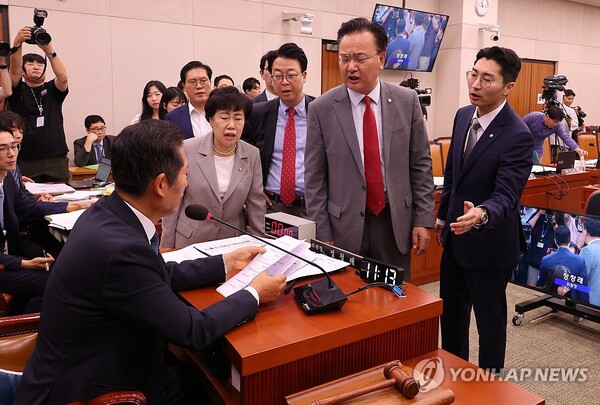 여당 법사위원들이 정청래 위원장에게 항의하고 있다 2024.7.31 [사진=연합뉴스]