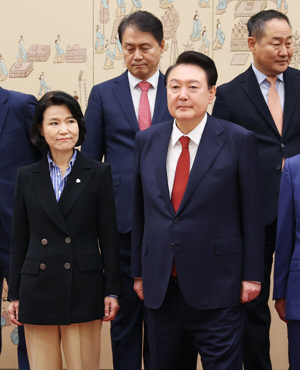 윤석열 대통령이 1일 서울 용산 대통령실 청사에서 이진숙 방송통신위원장에게 임명장을 수여한 뒤 기념촬영을 마치며 환담장으로 향하고 있다. [사진=연합뉴스] 