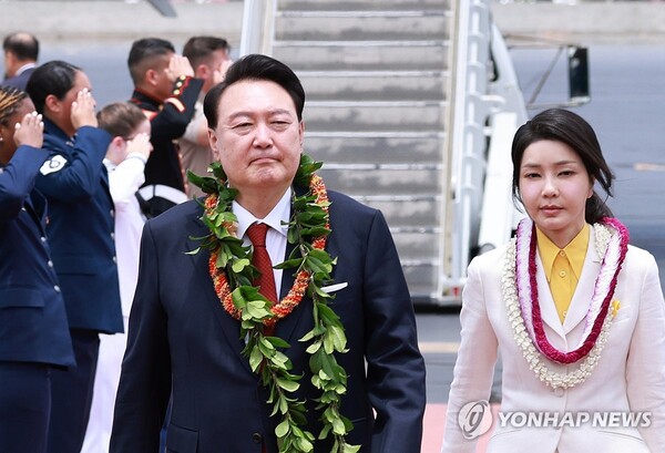 윤석열 대통령과 김건희 여사가 8일(현지시간) 북대서양조약기구(NATO·나토) 75주년 정상회의 참석에 앞서 미국 하와이 히캄 공군기지에 도착해 환영 꽃목걸이를 목에 걸고 도열병의 거수 경례를 받으며 공항을 빠져나가고 있다. 2024.7.9 [사진=연합뉴스]