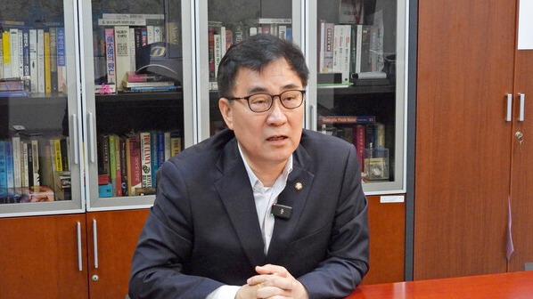 최형두 과방위 여당 간사는 7월 31일 오전 국회 의원회관에서 진행한 김진호 폴리뉴스 부대표와의 '상임위만남' 인터뷰에서 “민주당이 22대 국회 시작부터 2개월간 방송4법 관련 공방을 벌여 과방위가 심의해야할 산적한 현안을 전혀 손대지 못하고 있다”면서 “우원식 국회의장이 방송관련 특위라도 만들어 주면, 방송 의제를 특위에 넘기고 과방위가 본연의 일을 시작할 수 있겠다”고 말했다. [사진=전희재 폴리뉴스 PD]