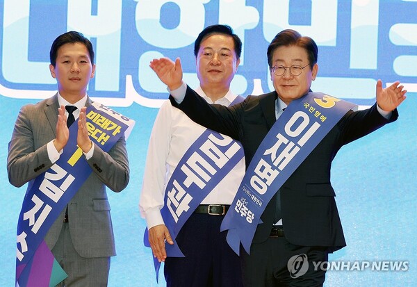 4일 오전 광주 서구 김대중컨벤션센터에서 열린 더불어민주당 당 대표·최고위원 후보자 합동연설회에서 이재명 후보가 인사하고 있다.[사진=연합뉴스]