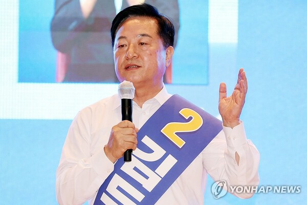 4일 오전 광주 서구 김대중컨벤션센터에서 열린 더불어민주당 당 대표·최고위원 후보자 합동연설회에서 김두관 당 대표 후보가 정견 발표하고 있다. [사진=연합뉴스]