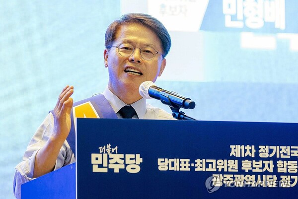 4일 오전 광주 서구 김대중컨벤션센터에서 열린 더불어민주당 당 대표·최고위원 후보자 합동연설회에서 민형배 최고위원 후보가 정견 발표하고 있다. [사진=연합뉴스]