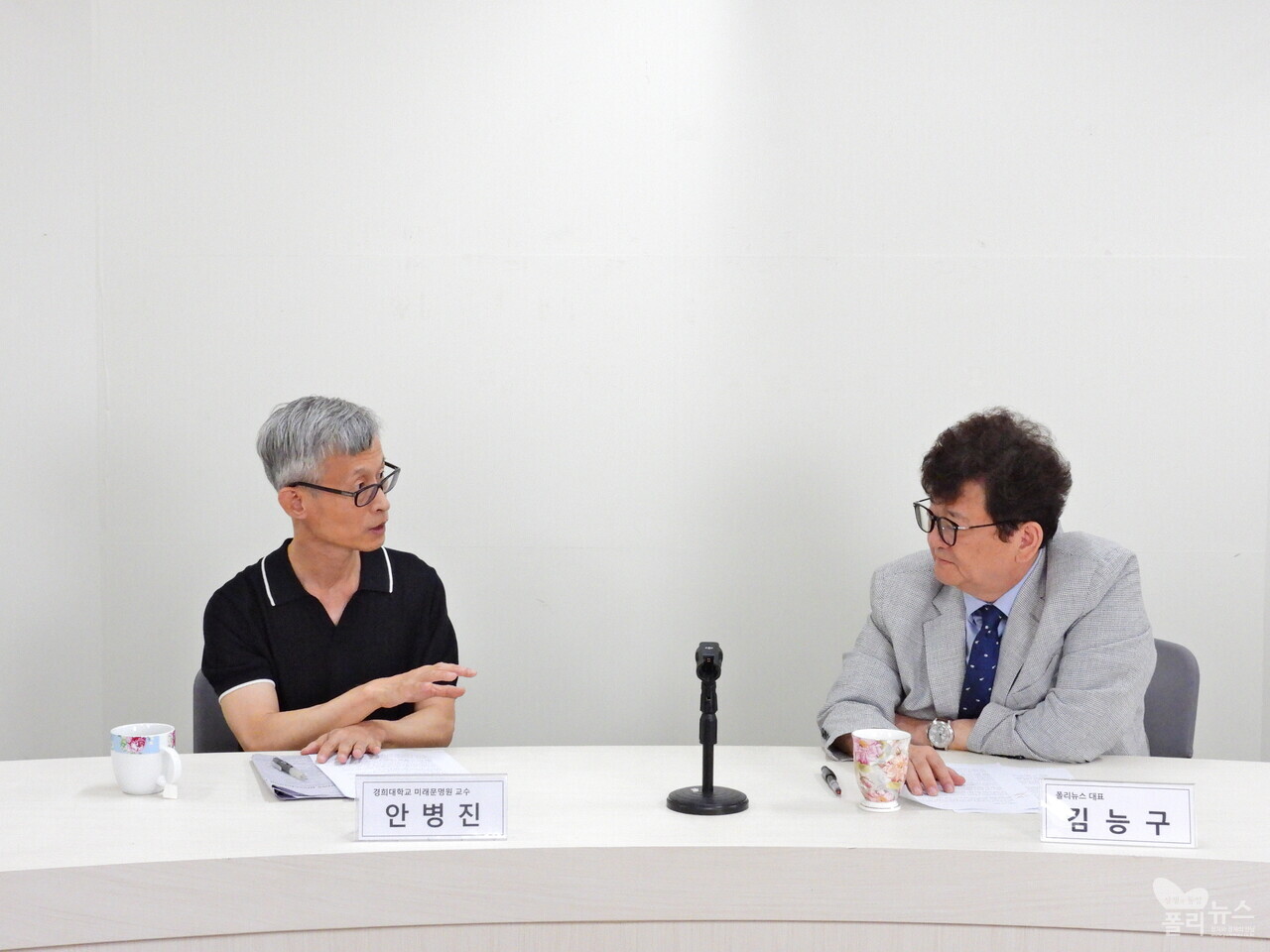 폴리뉴스 김능구 대표가 안병진 교수를 모시고 미 대선에 대해 인터뷰를 하고 있다. [사진=폴리뉴스]