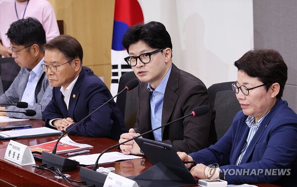 국민의힘 한동훈 대표(오른쪽 두번째)가 7일 오후 국회 의원회관에서 임이자 의원 주최로 열린 '노동약자 지원과 보호를 위한 제도개선 토론회'에서 발언하고 있다. 2024.8.7 [사진=연합뉴스]