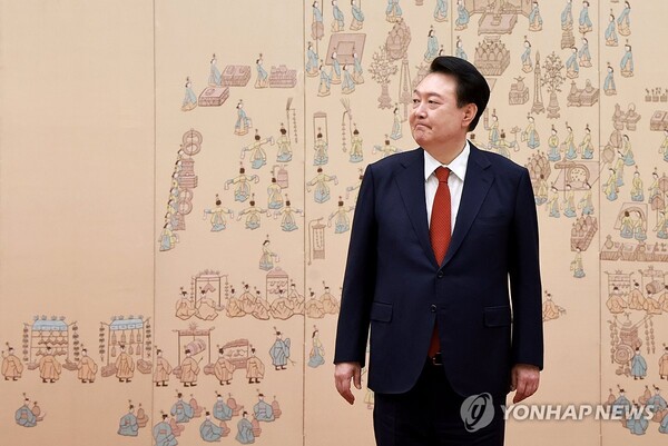 윤석열 대통령이 2일 서울 용산 대통령실 청사에서 열린 임명장 및 재외공관장 신임장 수여식을 마친 뒤 기념촬영을 준비하고 있다. 2024.8.2 [사진=연합뉴스]