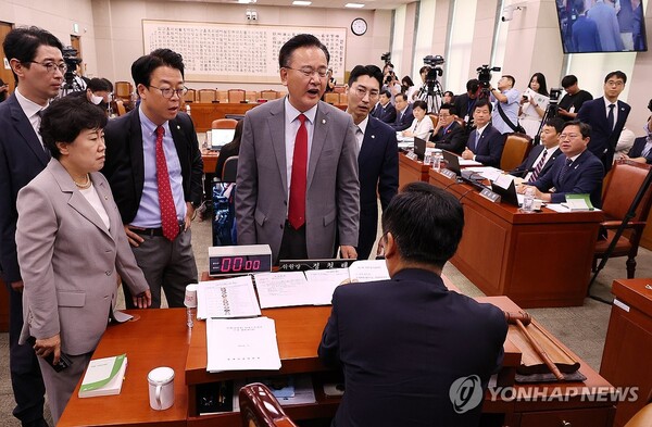 31일 오전 국회에서 열린 법제사법위원회 전체회의에서 여당 의원들이 더불어민주당이 발의한 김영철 서울북부지검 차장검사에 대한 탄핵소추안 상정에 항의하고 있다. [사진=연합뉴스]