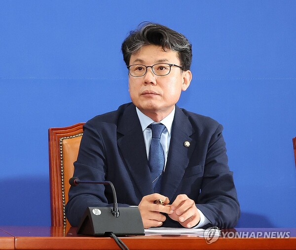 더불어민주당 진성준 정책위의장이 6일 오전 국회에서 열린 원내대책회의에서 박찬대 대표 직무대행 겸 원내대표의 발언을 경청하고 있다. 2024.8.6 [사진=연합뉴스]