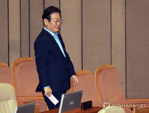 더불어민주당 이재명 전 대표가 2일 오후 국회 본회의에서 '전국민 25만원 지원법'(민생회복지원금 특별조치법)에 관한 무제한토론 종결동의의 건 투표를 하고 있다. 2024.8.2 [사진=연합뉴스]