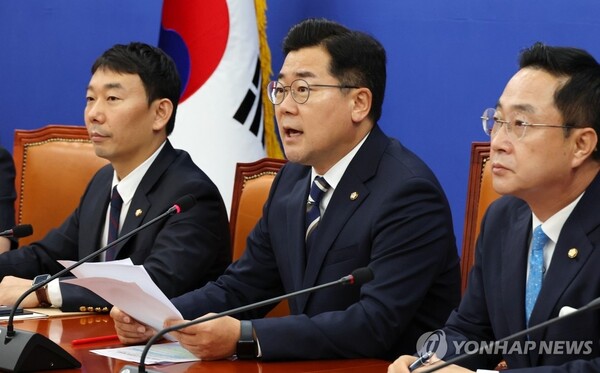 박찬대 원내대표 취임 100일 기자간담회에서 발언하고 있다 2024.8.8 [사진=연합뉴스]