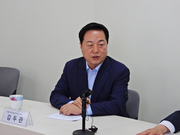 김두관 후보는 7일 오전 서울 여의도 폴리뉴스 사무실에서 진행한 김능구 대표와의 정국인터뷰에서 “일부 당원들은 이재명 후보를 빼고 아무것도 이야기하지 말라는 방식이다. 당의 문화가 지금 그렇게 되고 있다”고 토로했다. [사진=전희재 폴리뉴스 PD]