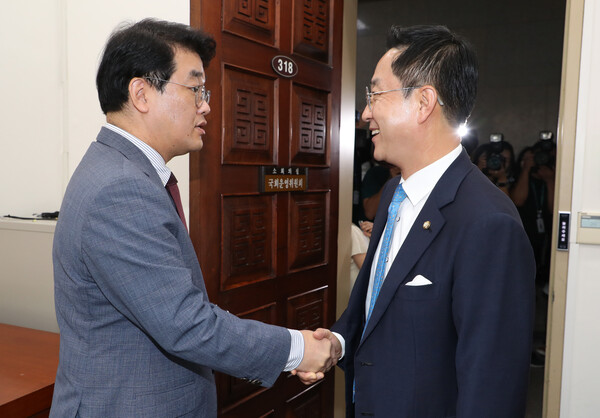 국민의힘 배준영(오른쪽)·더불어민주당 박성준 원내수석부대표가 8일 오전 국회에서 여야정 민생 협의체(협의기구) 구성과 관련해 실무 협의를 하기에 앞서 악수하고 있다.[사진=연합뉴스]