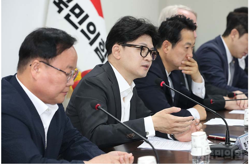한동훈 국민의힘 대표가 8일 최고위원회의를 주재하고 있다. 한 대표는 '김경수 복권'에 반대 입장 밝혀 '윤-한 갈등'이 재점화되고 있다. [사진=국민의힘 홈페이지]