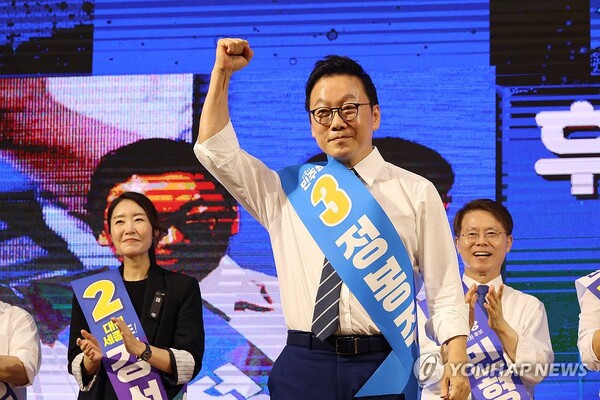 11일 오후 대전 서구 배재대 스포렉스홀에서 열린 더불어민주당 당 대표·최고위원 후보자 합동연설회에서 정봉주 최고위원 후보가 당원들에게 인사하고 있다. [사진=연합뉴스]