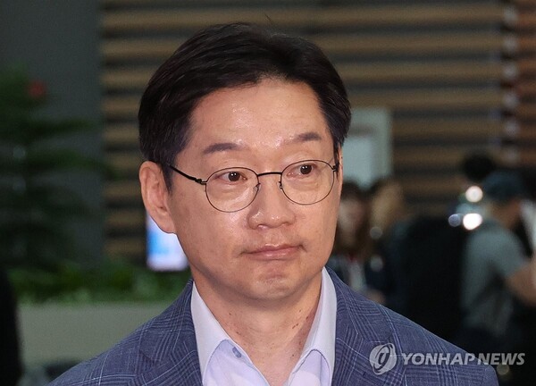 출국하는 김경수 전 경남도지사가 14일 인천공항에서 이동하고 있다. 영국에서 유학 중인 김 전 지사는 노무현 전 대통령 추도식 참석을 위해 잠시 귀국했다. 2024.6.14 [사진=연합뉴스]