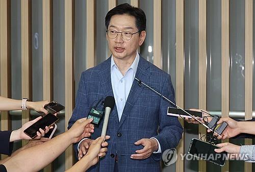 김경수 전 경남도지사가 2024년 6월 14일 인천공항에서 출국 전 기자들의 질문에 답하고 있다. 영국에서 유학 중인 김 전 지사는 노무현 전 대통령 추도식 참석을 위해 잠시 귀국했다. [사진=연합뉴스]