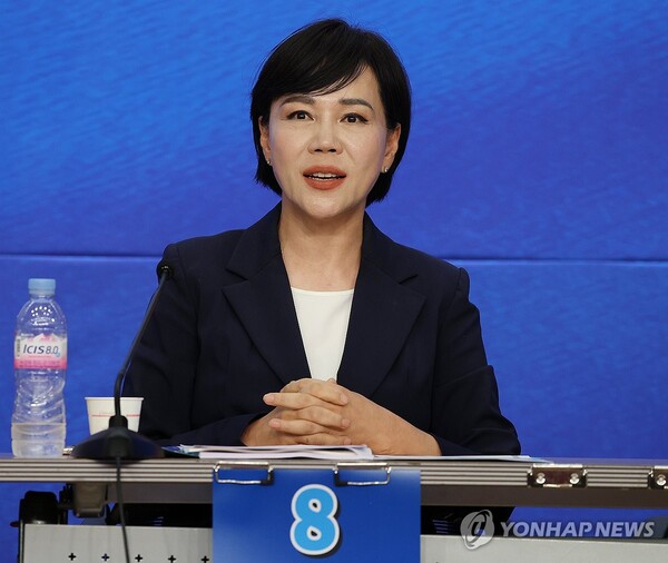 더불어민주당 전현희 최고위원 후보가 25일 오후 서울 여의도 국회도서관 강당에서 열린 더불어민주당 최고위원 후보자 방송토론회에서 발언하고 있다. 2024.7.25 [국회사진취재단] [사진=연합뉴스]