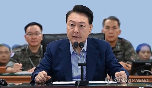 윤석열 대통령이 여름휴가 마지막 날인 8월 9일 충남 계룡대 전시지휘시설을 방문해 시설현황을 보고 받은 후 발언하고 있다. [사진=연합뉴스]