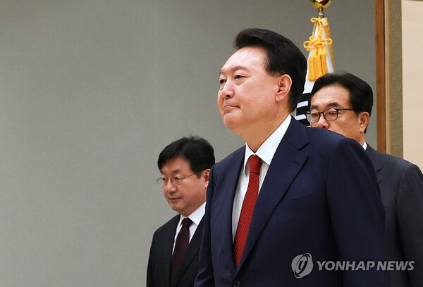 윤석열 대통령이 12일 서울 용산 대통령실 청사에서 조지호 경찰청장에게 임명장을 수여한 뒤 환담장으로 향하고 있다. [사진=연합뉴스]