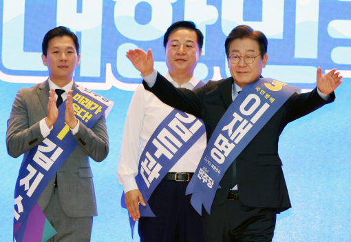 4일 오전 광주 서구 김대중컨벤션센터에서 열린 더불어민주당 당 대표·최고위원 후보자 합동연설회에서 이재명 후보가 인사하고 있다. [사진=연합뉴스]