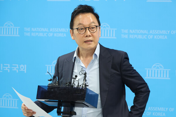 더불어민주당 정봉주 최고위원 후보가 12일 오전 국회 소통관에서 기자회견을 열고 이른바 '이재명팔이' 세력에 대한 문제의식과 대응 계획을 밝히고 있다. [사진=연합뉴스]