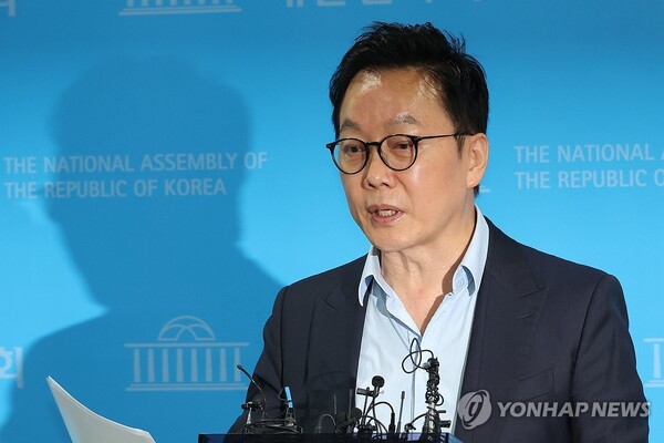 더불어민주당 정봉주 최고위원 후보가 12일 오전 국회 소통관에서 기자회견을 열고 이른바 '이재명팔이' 세력에 대한 문제의식과 대응 계획을 밝히고 있다. 2024.8.12 [사진=연합뉴스]