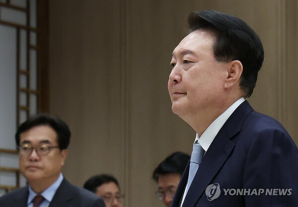 윤석열 대통령이 13일 서울 용산 대통령실 청사에서 노경필, 박영재, 이숙연 대법관에게 임명장을 수여한 뒤 환담장으로 이동하고 있다. 2024.8.13 [대통령실통신사진기자단] [사진=연합뉴스]