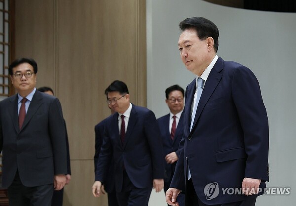 윤석열 대통령이 13일 서울 용산 대통령실 청사에서 노경필, 박영재, 이숙연 대법관에게 임명장을 수여한 뒤 환담장으로 이동하고 있다. 2024.8.13 [대통령실통신사진기자단] [사진=연합뉴스]