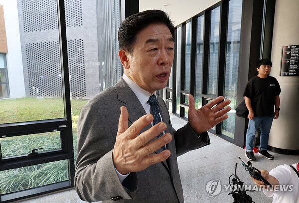 김형석 독립기념관장이 14일 오전 충남 천안 독립기념관 겨레누리관에서 취재진 질문에 답하고 있다. 2024.8.14  [사진=연합뉴스]