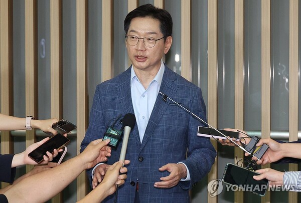 김경수 전 경남도지사가 14일 인천공항에서 출국 전 기자들의 질문에 답하고 있다. 영국에서 유학 중인 김 전 지사는 노무현 전 대통령 추도식 참석을 위해 잠시 귀국했다. 2024.6.14 [사진=연합뉴스]