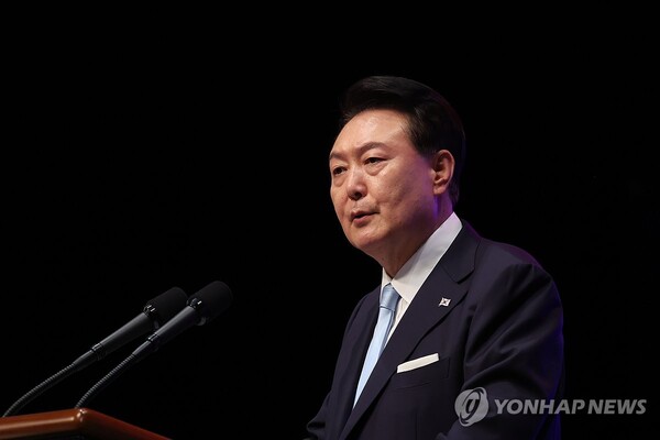 윤석열 대통령이 15일 서울 종로구 세종문화회관에서 열린 제79주년 광복절 경축식에서 경축사를 하며 '8.15 통일 독트린'을 발표하고 있다. 2024.8.15 [대통령실통신사진기자단] [사진=연합뉴스]