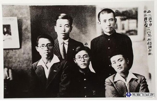 송몽규(가운데)와 윤동주(2열 오른쪽) [사진=연합뉴스]