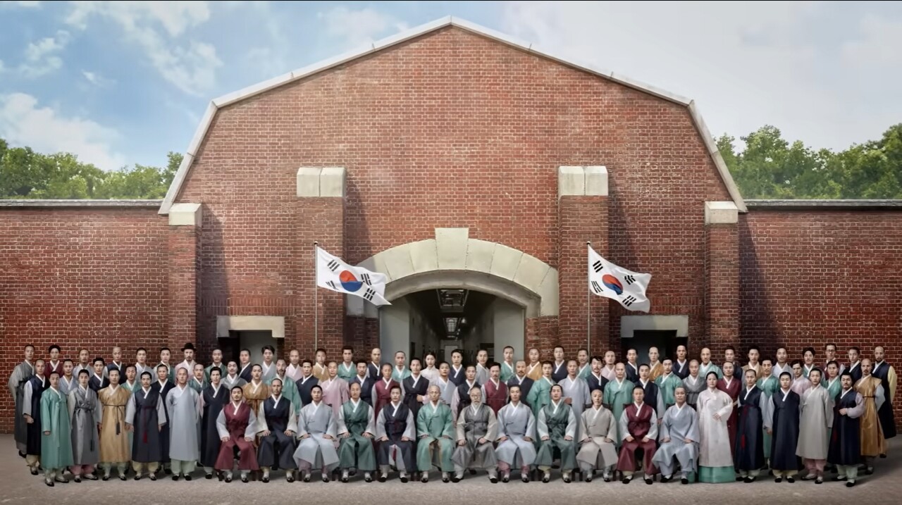 죄수복을 벗고 한복 입은 독립운동가들 [출처=빙그레 유튜브 '처음입는 광복']