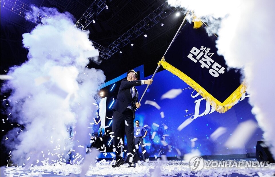 더불어민주당 8.18 전당대회에서 이재명 대표가 당기를 흔들고 있다.. [사진=연합뉴스]