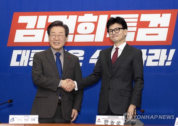 더불어민주당 이재명 대표와 국민의힘 한동훈 비상대책위원장이 29일 국회 민주당 대표실에서 만나고 있다. 2023.12.29 [공동취재]  [사진=연합뉴스]