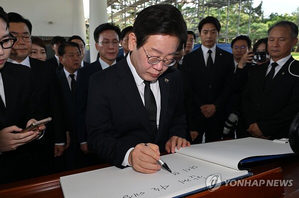 더불어민주당 이재명 대표가 19일 오전 서울 동작구 국립현충원을 참배한 뒤 방명록을 작성하고 있다. 2024.8.19 [공동취재] [사진=연합뉴스]