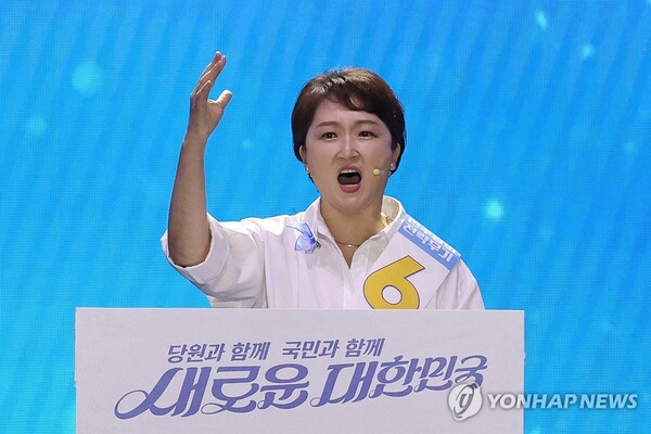 더불어민주당 이언주 최고위원 후보가 18일 오후 서울 송파구 올림픽공원 KSPO돔에서 열린 전국당원대회에서 정견발표를 하고 있다. 2024.8.18 [사진=연합뉴스]