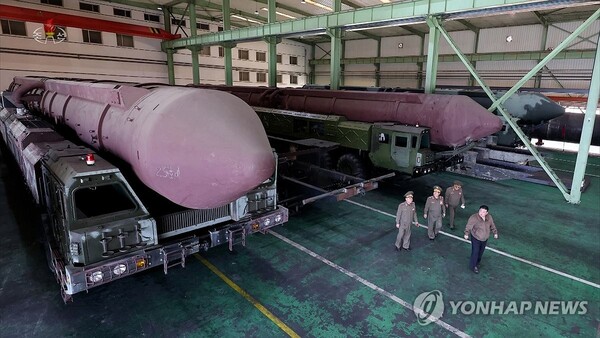 김정은, ICBM 화성-18형 발사차량 생산 공장 방문 [사진=연합뉴스]