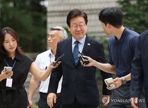 더불어민주당 이재명 대표가 20일 오전 서울 서초구 서울중앙지법에서 열린 '대장동 배임·성남FC 뇌물' 관련 1심 속행 공판에 출석하고 있다. 2024.8.20 [사진=연합뉴스]