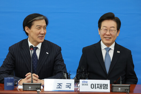 더불어민주당 이재명 대표가 21일 오후 서울 여의도 국회에서 조국혁신당 조국 대표를 예방해 대화하고 있다. [사진=연합뉴스]