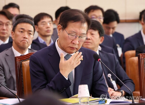 박성재 법무부 장관이 23일 오전 서울 여의도 국회에서 열린 법제사법위원회 전체회의에서 자료를 살펴보고 있다. [사진=연합뉴스]