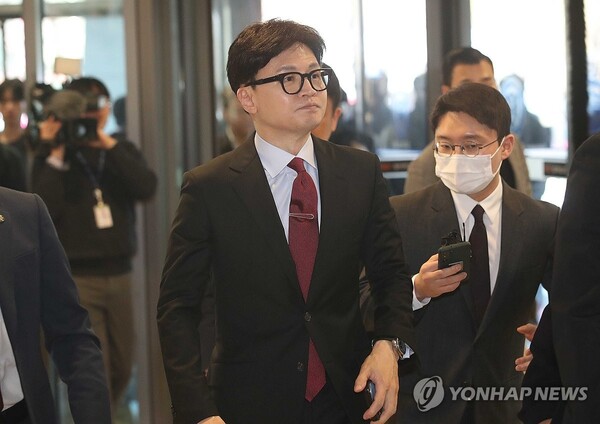 국민의힘 한동훈 비상대책위원장이 24일 서울 서대문구 신촌세브란스병원에서 열린 전국의대교수협의회 회장단 간담회에 참석하고 있다. 2024.3.24 [공동취재] [사진=연합뉴스]