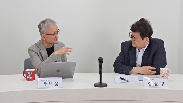 22일 서울 여의도 폴리뉴스 스튜디오에서 김능구 폴리뉴스 발행인(오른쪽)이 박태웅 한빛미디어 이사회 의장(왼쪽)과 인터뷰를 하고 있다.[사진=전희재 폴리뉴스 PD]