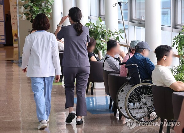 지난 2월 정부 의대증원에 반발하는 전공의들이 의료현장을 떠난지 반년이 지난 가운데 21일 서울 시내 한 대형병원에서 의료관계자가 이동하고 있다. [사진=연합뉴스]