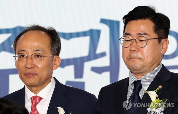 사진은 지난달 국회에서 열린 제76주년 제헌절 기념식에 참석한 국민의힘 추경호 원내대표와 더불어민주당 박찬대 원내대표. [사진=연합뉴스]