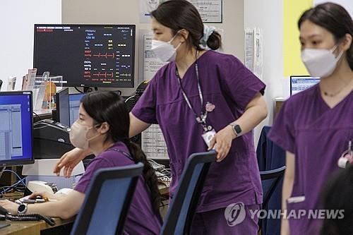 집단행동 나선 의사 공백 메우는 현장의 간호사들 [사진=연합뉴스]